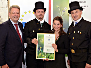 EMAS Verleihung --Fotoquelle: BMLFUW Bernhard Kern -- Namen von l.n.r: (BM Andrä Rupprechter, RKM Gerald Fuchsjäger mit Gattin Sabine und BIM Peter Engelbrechtsmüller)